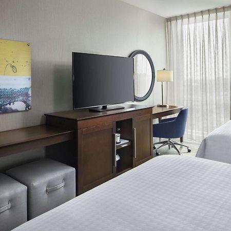 Hampton Inn & Suites Teaneck/Glenpointe Esterno foto