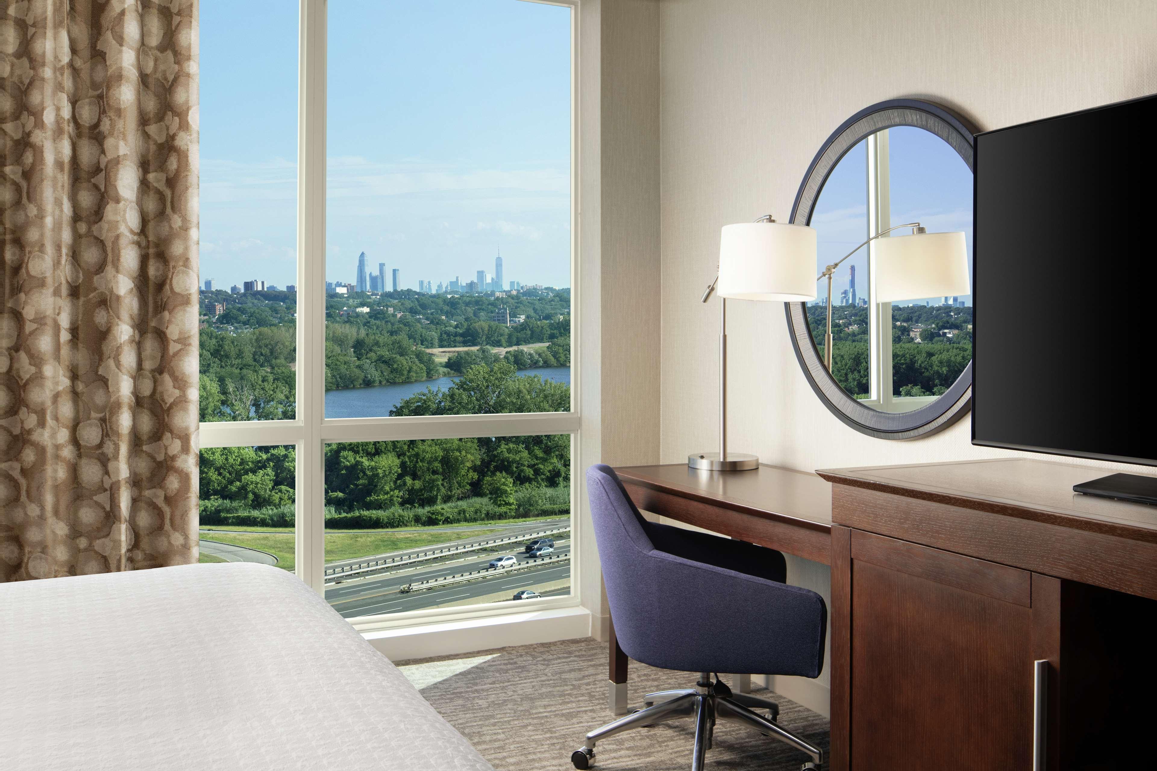 Hampton Inn & Suites Teaneck/Glenpointe Esterno foto