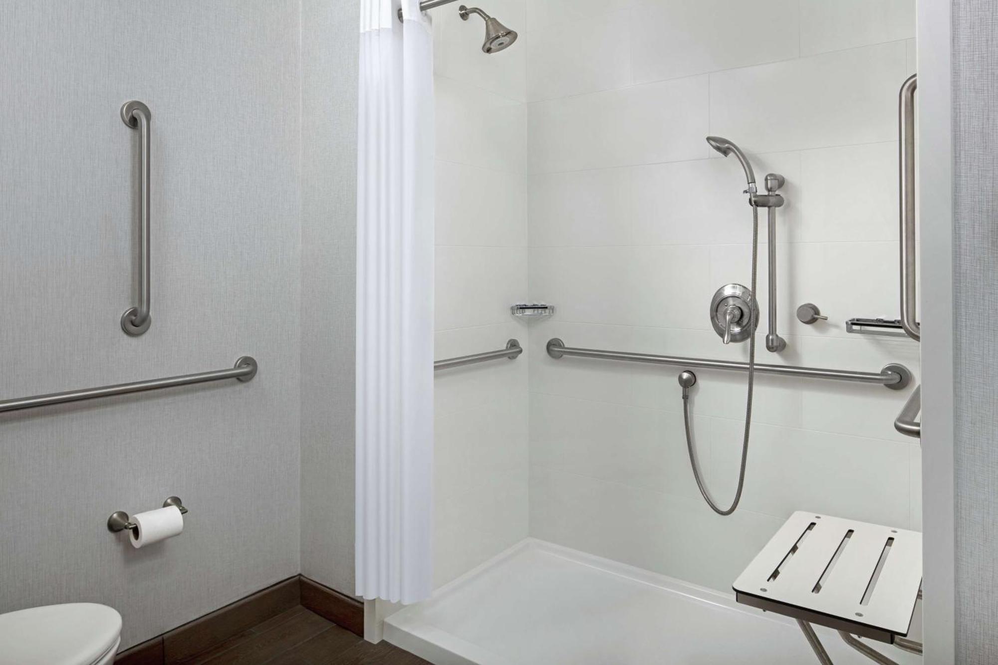 Hampton Inn & Suites Teaneck/Glenpointe Esterno foto
