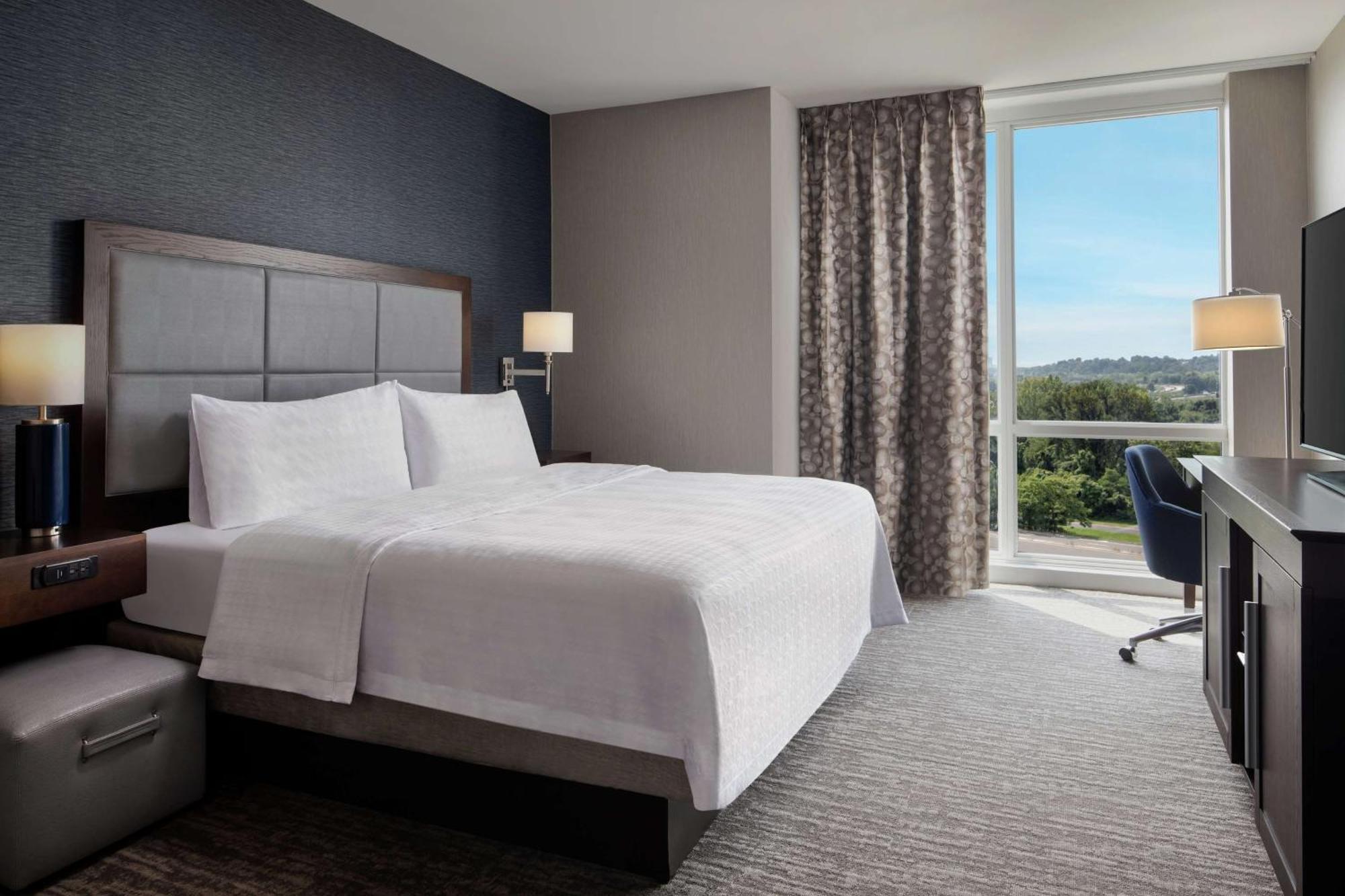 Hampton Inn & Suites Teaneck/Glenpointe Esterno foto