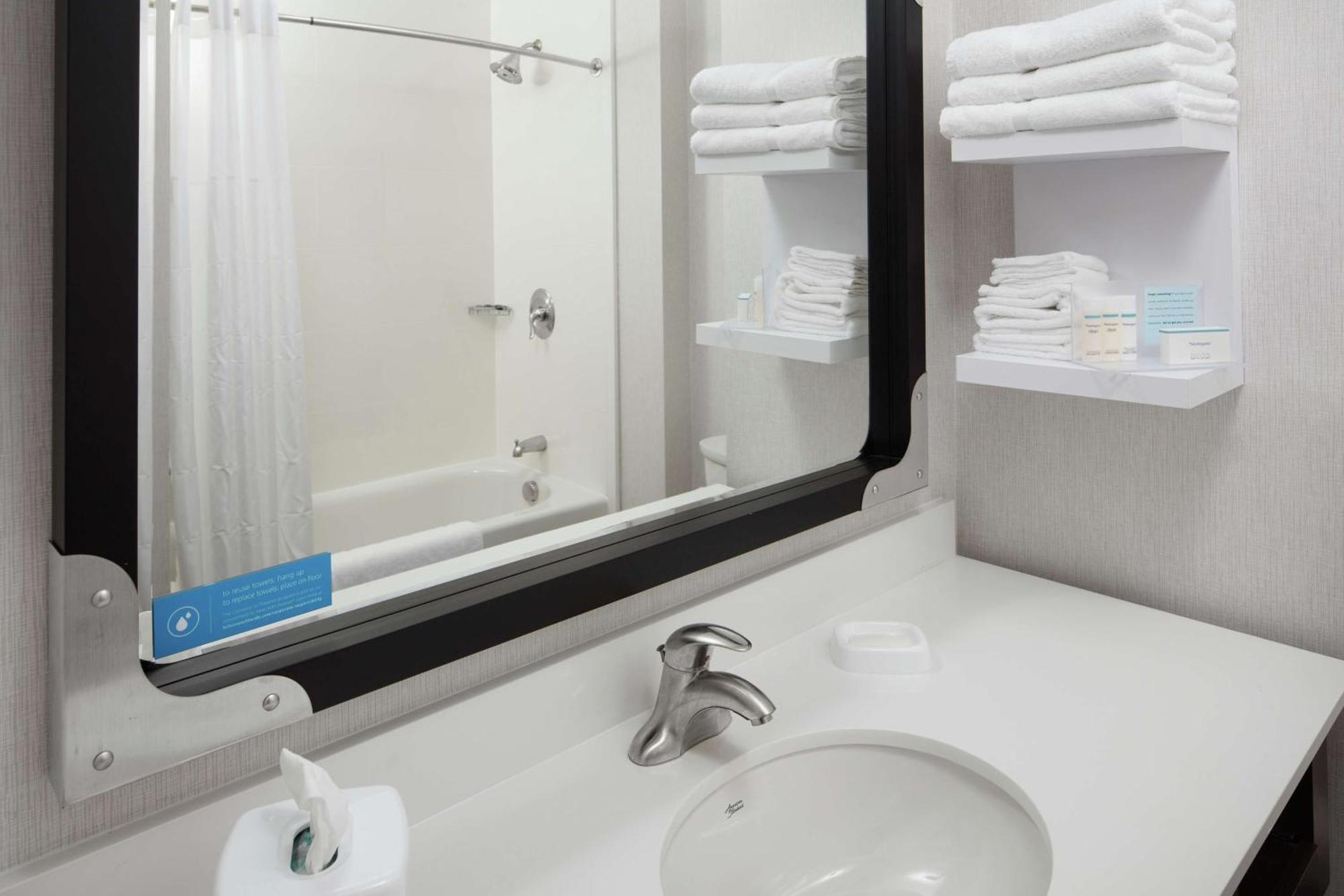 Hampton Inn & Suites Teaneck/Glenpointe Esterno foto