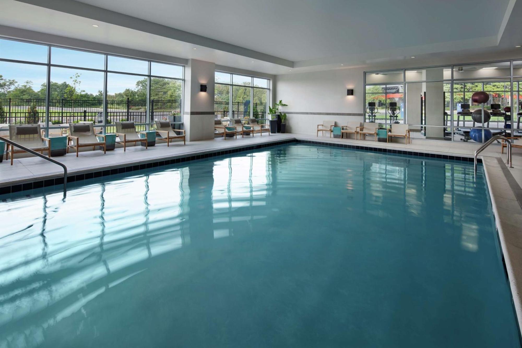 Hampton Inn & Suites Teaneck/Glenpointe Esterno foto