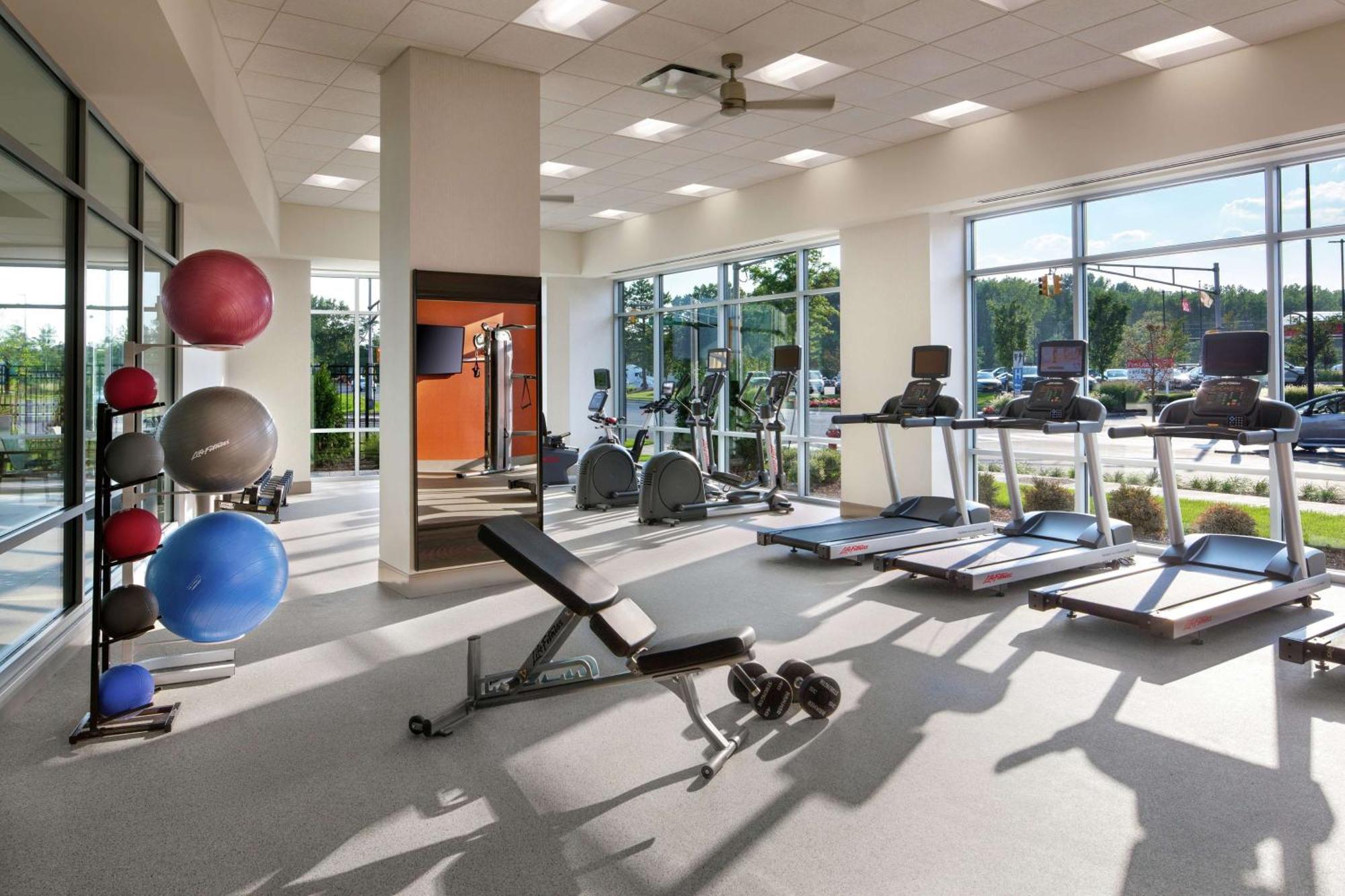 Hampton Inn & Suites Teaneck/Glenpointe Esterno foto