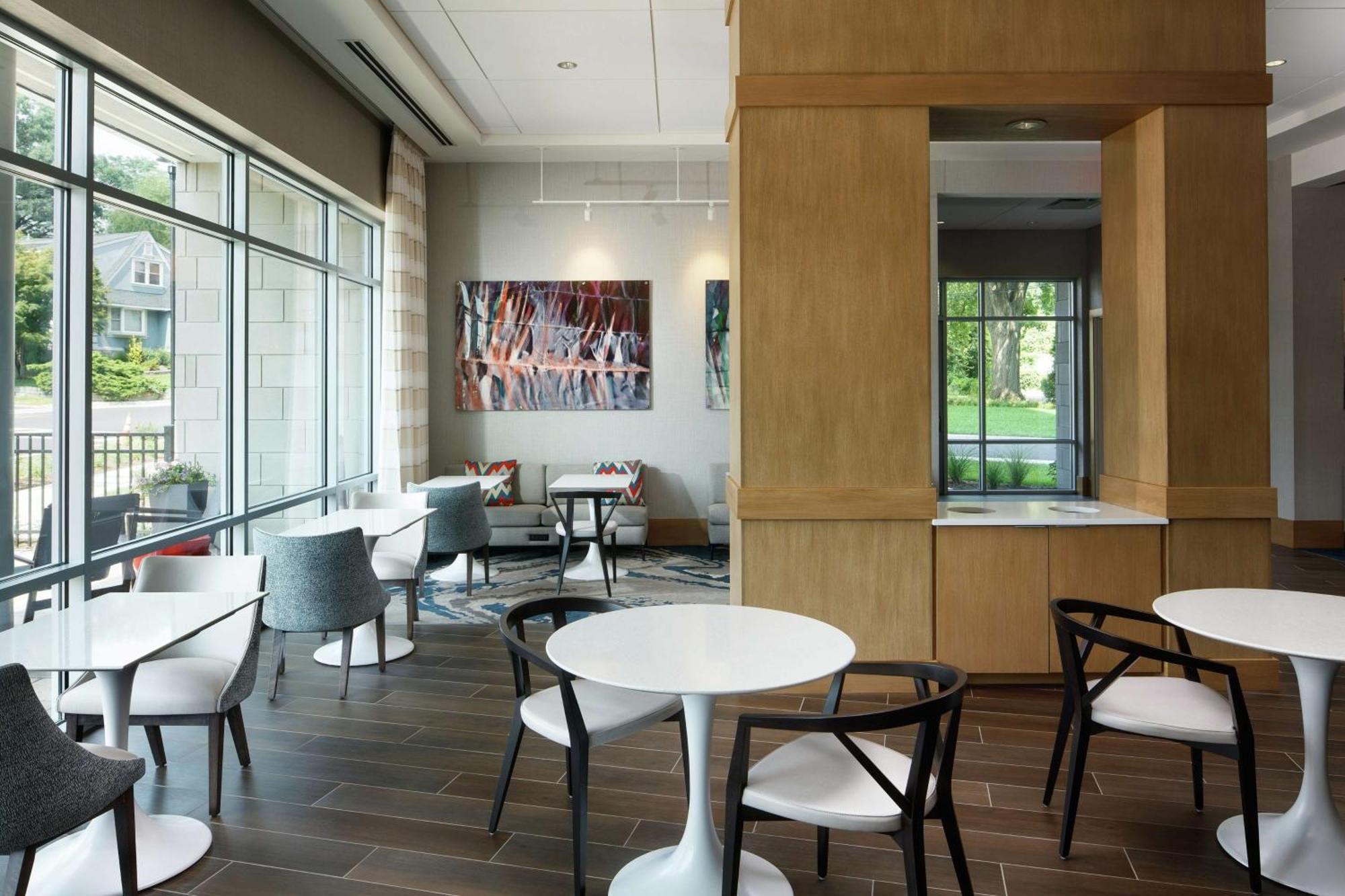 Hampton Inn & Suites Teaneck/Glenpointe Esterno foto