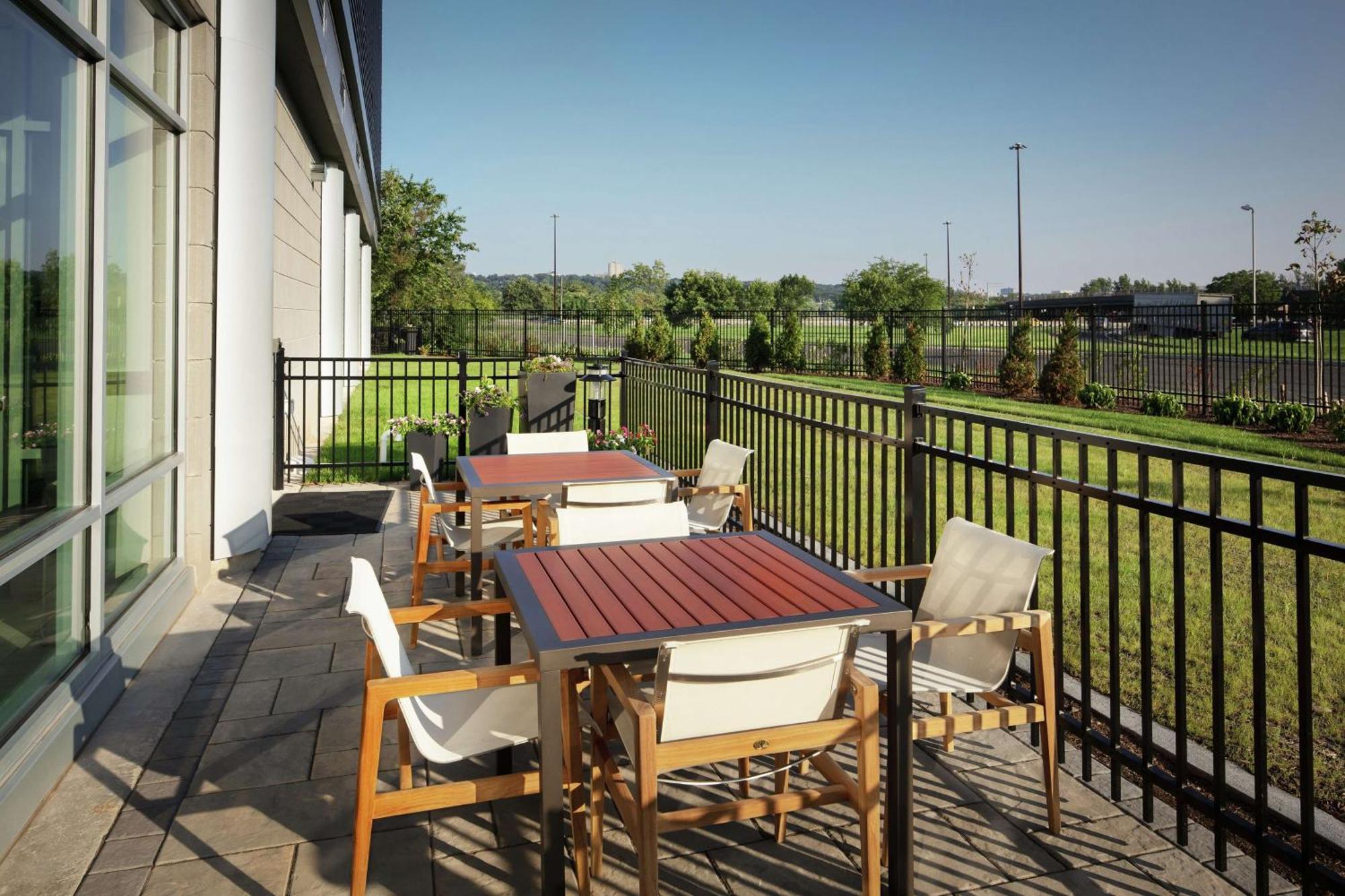 Hampton Inn & Suites Teaneck/Glenpointe Esterno foto